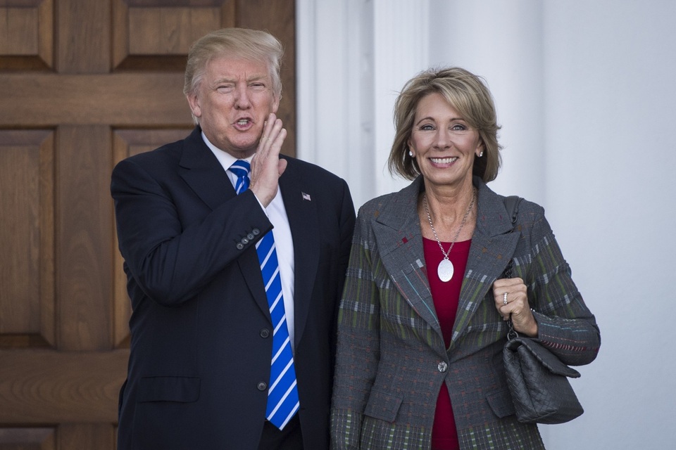 Nội các hứa hẹn nhiều tỷ phú của Tổng thống đắc cử Trump - 1
Tổng thống đắc cử Mỹ Donald Trump bổ nhiệm tỷ phú Michigan Betsy DeVos làm Bộ trưởng Giáo dục. (Ảnh: Washington Post)