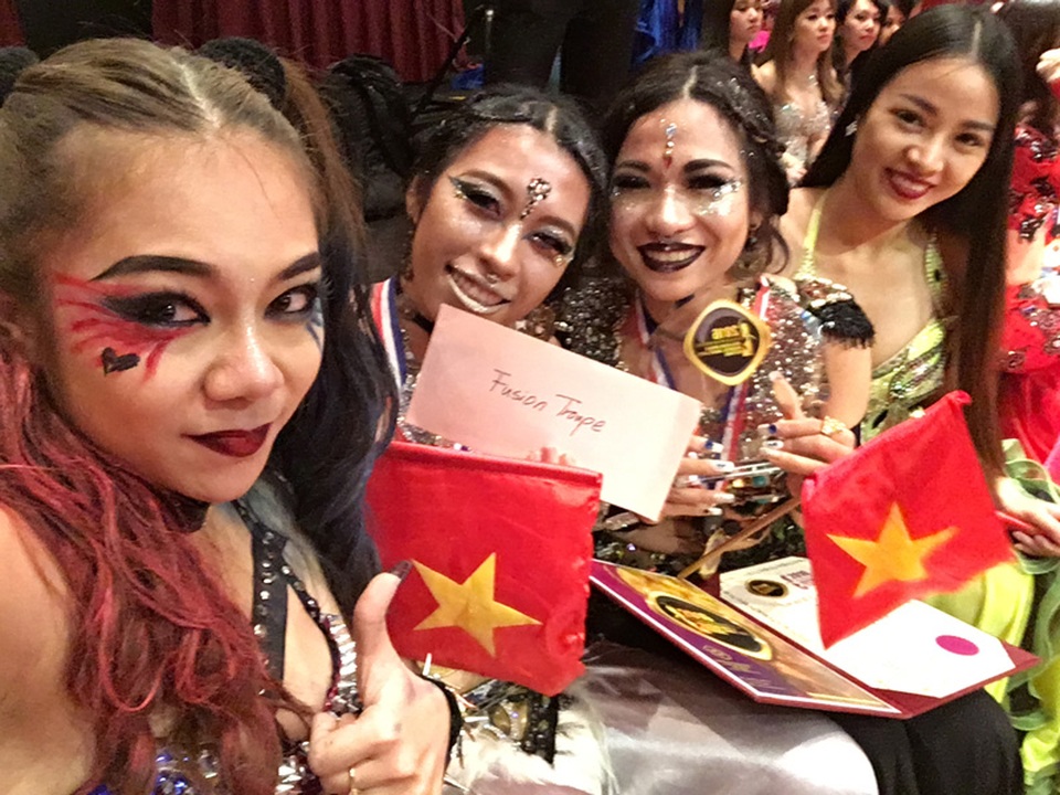 Các cô gái bellydance Việt xuất sắc giành Cúp vàng châu Á - 1
Dù tham dự giải belydance cấp châu Á với 4 thành viên (1 trưởng đoàn và 3 thí sinh), đoàn Việt Nam vẫn gặt hái được nhiều giải thưởng.