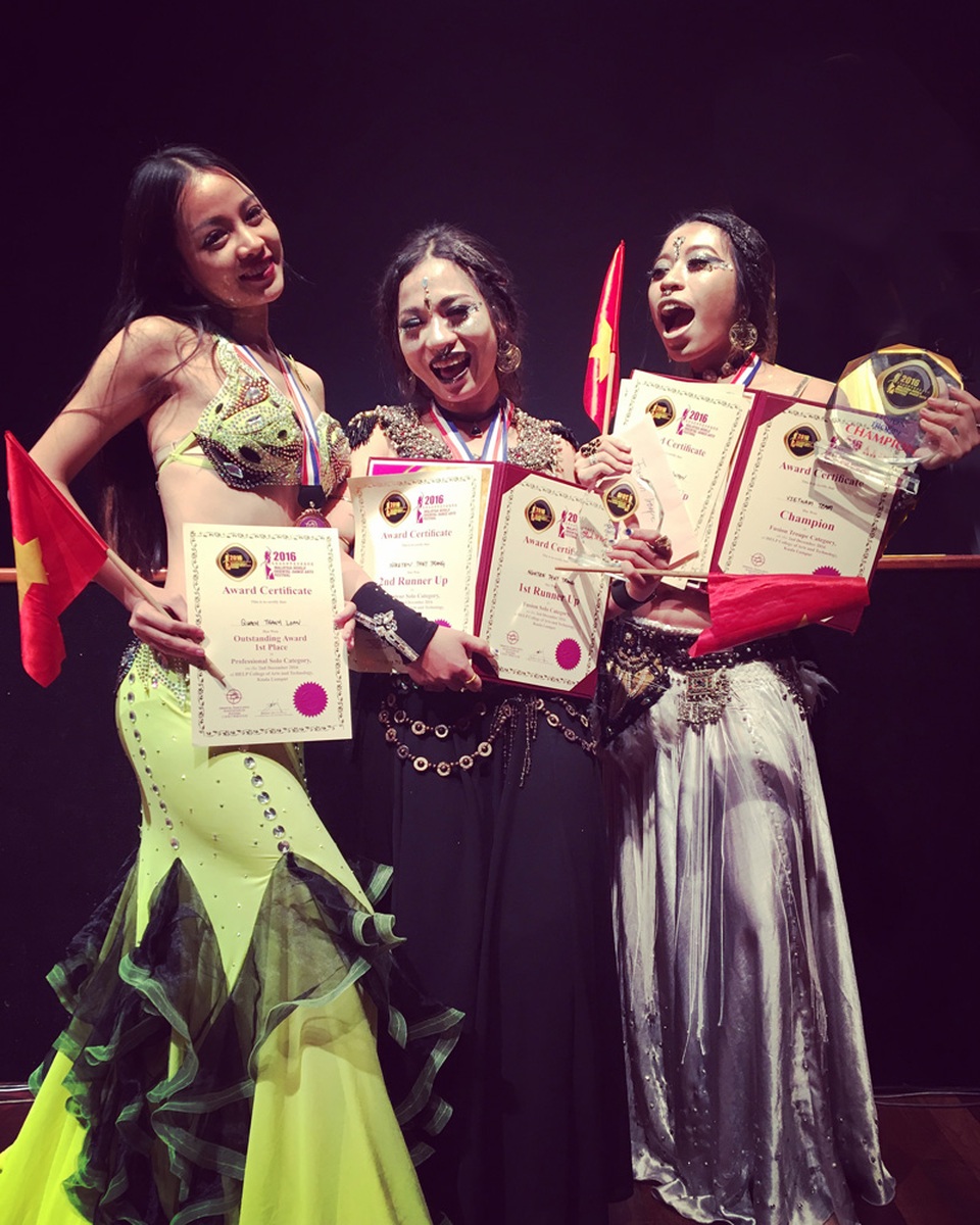 Các cô gái bellydance Việt xuất sắc giành Cúp vàng châu Á - 2
Niềm vui chiến thắng của các cô gái belldance Việt Nam.