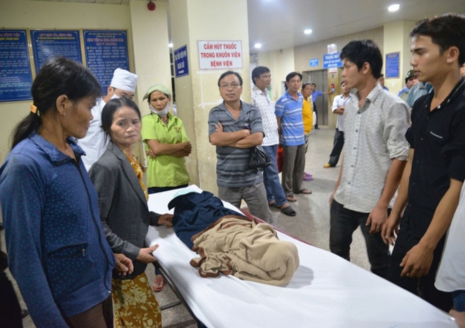 Vụ nghi tiêm nhầm thuốc tại bệnh viện: Cơ quan điều tra vào cuộc - 1
Gia đình ôm thi thể cháu Huy đến bệnh viện kêu cứu