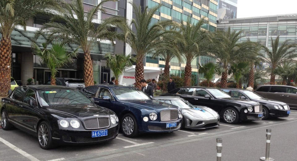 Trung Quốc áp thêm 10% thuế với xe sang - 1