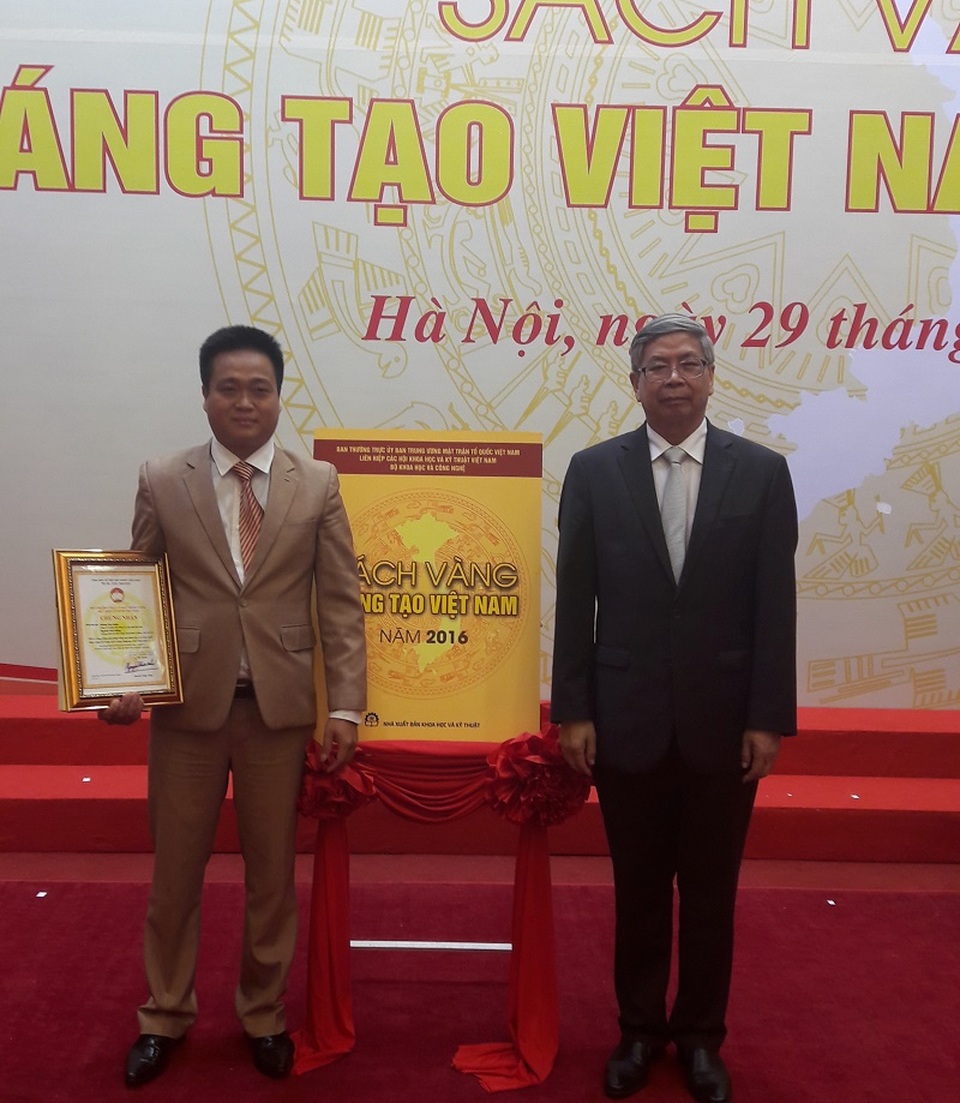Hai chàng trai 8X được tôn vinh trong Sách vàng Sáng tạo - 4
Nguyễn Tiến Hồng tại buổi lễ trao chứng nhận giải pháp được đưa vào Sách vàng Sáng tạo Việt Nam 2016