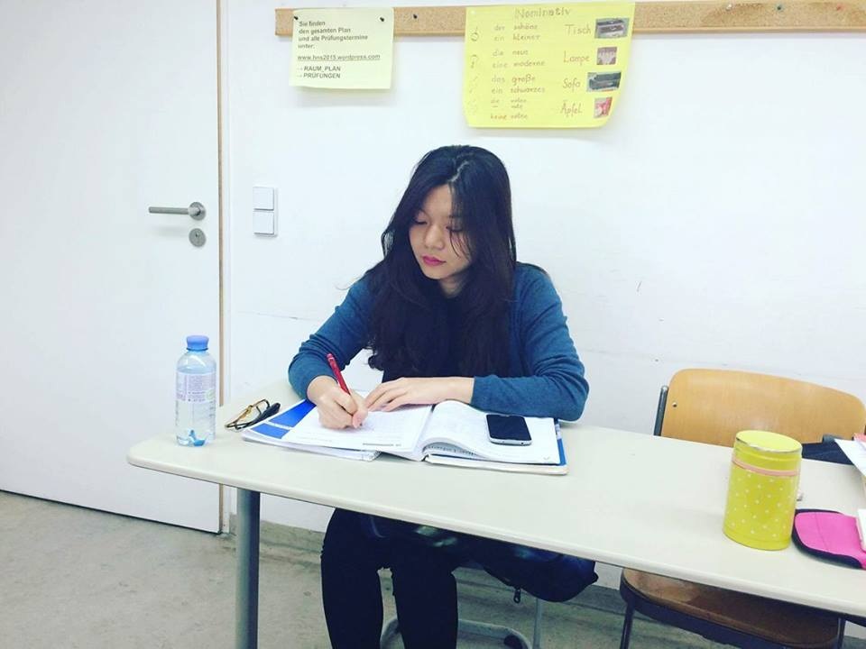 Nữ du học sinh Việt bàng hoàng kể về phút thoát khỏi vụ khủng bố Berlin - 2
Đặng Thị Khánh Huyền, cô gái chứng kiến khung cảnh ngay sau khi chiếc xe tải tấn công đám đông.