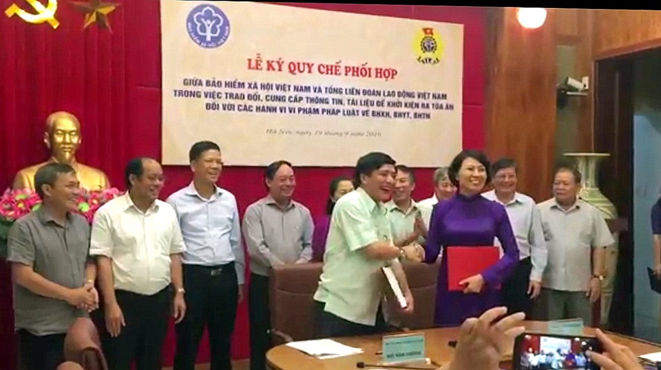 “Nhờ khởi kiện, gần 1.000 tỉ đồng nợ đã được trả về Quỹ BHXH” - 1
Lễ ký Quy chế phối hợp giữa Tổng LĐLĐ VN và Bảo hiểm xã hội VN.