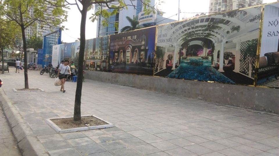 Sau dự án 16 Phạm Hùng, “Người bí ẩn” Sunshine Group tấn công “đất vàng” số 2 Khuất Duy Tiến? - 3 Được làm lại vỉa hè và trồng thêm cây, Sunshine Center đang “thay da đổi thịt” từng ngày dưới bàn tay của Sunshine Group