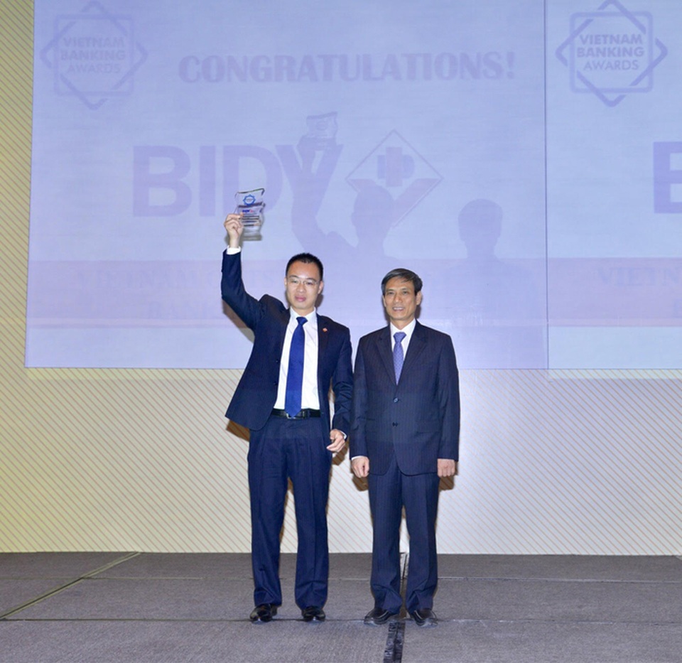 Vinh danh ngân hàng bán lẻ tiêu biểu 2016 - 2 Đại diện lãnh đạo BIDV lên nhận giải “Ngân hàng bán lẻ tiêu biểu 2016”