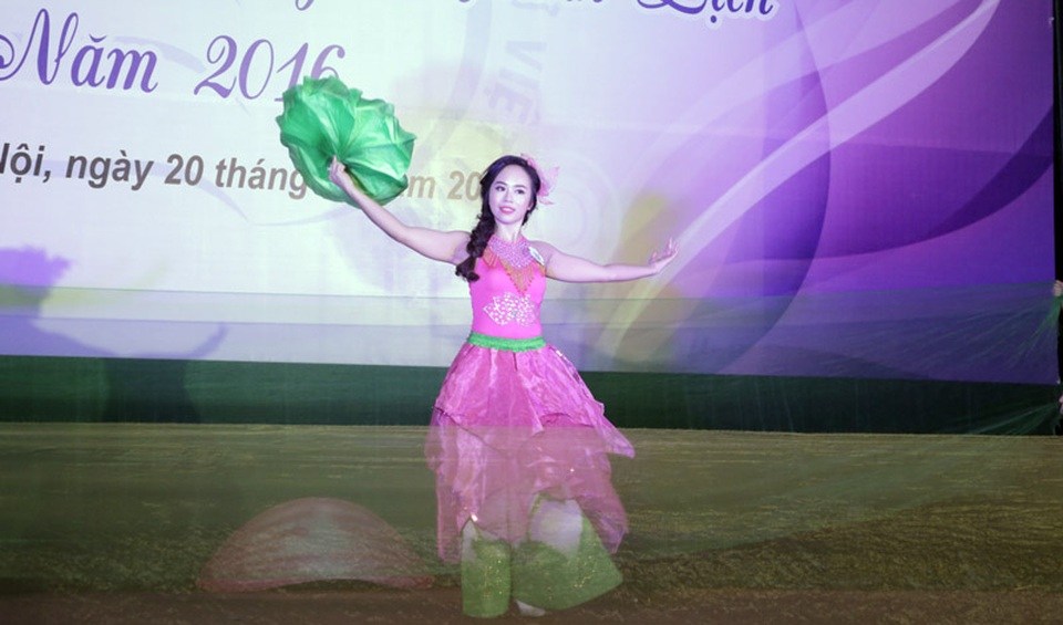 
Nữ sinh đến từ Ninh Bình Nguyễn Thị Quỳnh Trang hóa thân thành bông hoa sen trong bài múa ca ngợi Quốc hoa của đất nước ta
