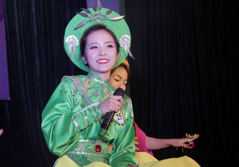 
Hoa khôi Nguyễn Minh Thu xinh đẹp trong phần biểu diễn hầu đồng Cô đôi thượng ngàn

