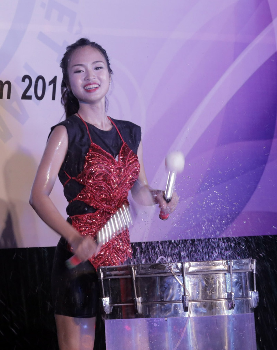 
Tiết mục đánh trống theo beat nhạc sôi động của Thu Trang gây không ít ấn tượng với người xem
