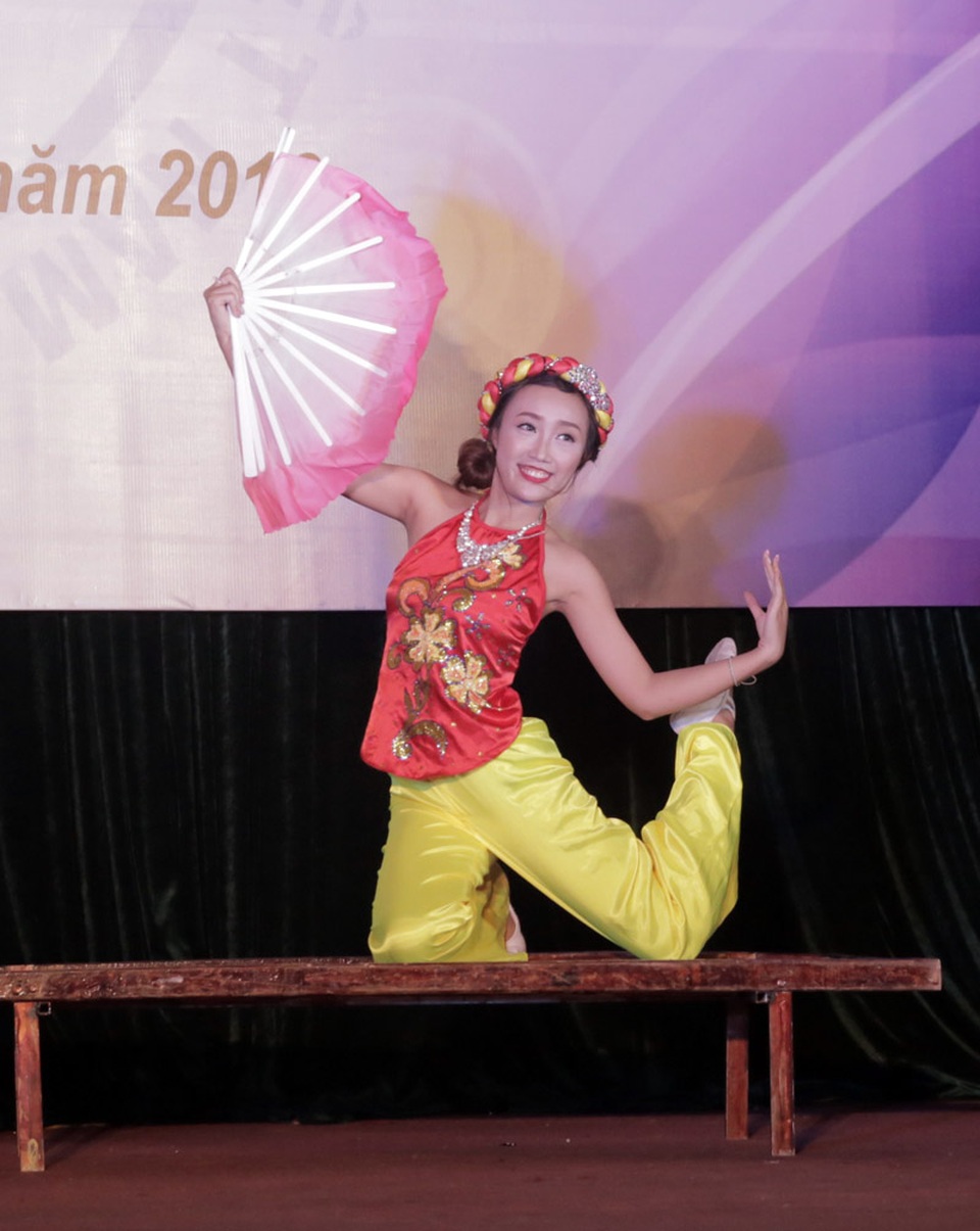 
Nguyễn Thị Minh Thúy mở màn phần thi tài năng với tiết mục múa Bánh trôi nước phiên bản EDM
