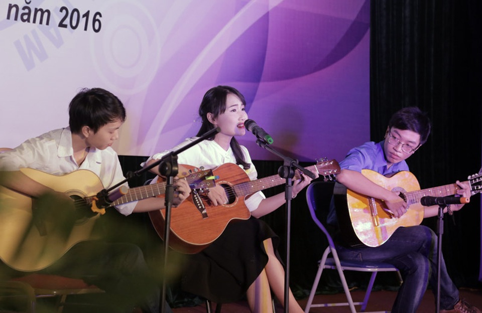 
Bùi Ngọc Hà khoe tài đệm đàn guitar và hát với ca khúc Nhỏ ơi

