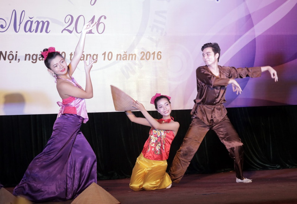 
Bài múa Hội quê của Trịnh Thu Hà tái hiện không gian lễ hội vui tươi, rộn ràng ở một vùng nông thôn miền Bắc. Phần trình diễn đã đem lại cho Thu Hà giải thưởng Thí sinh tài năng
