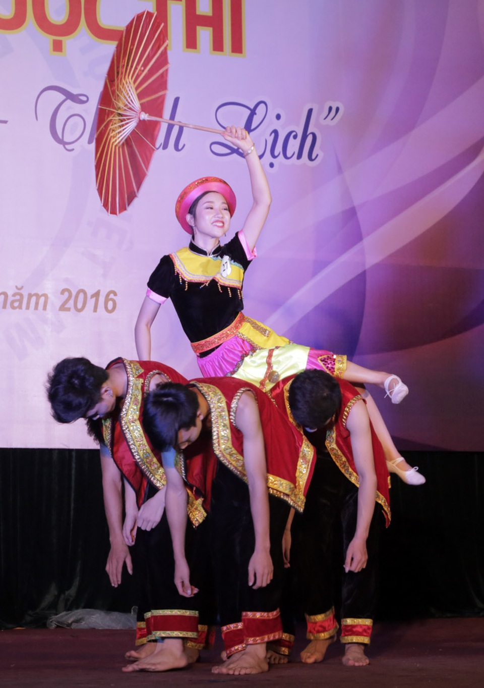 
Nguyễn Thu Thủy khoe những kĩ thuật khó trong bài múa dân tộc Hướng về nơi ngập tràn ánh sáng
