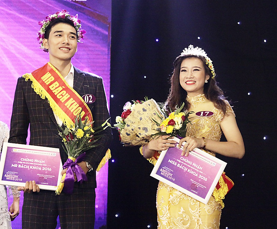 
Cặp đôi Mr and Miss của ĐH Bách Khoa Hà Nội tươi cười trong giây phút đăng quang
