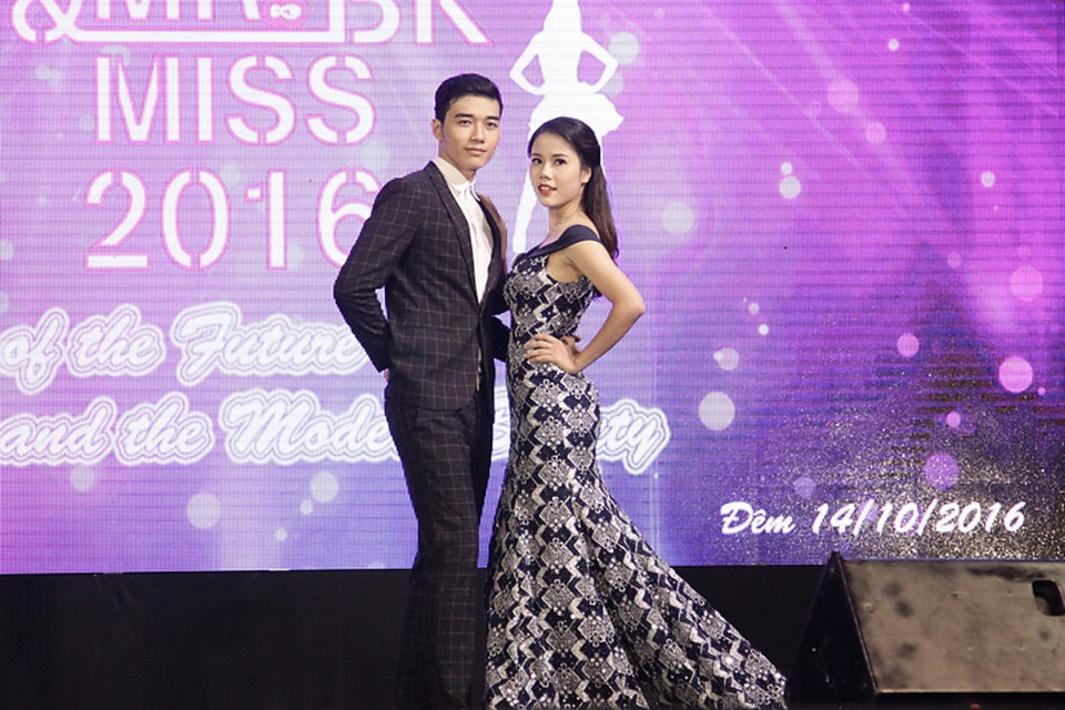 
Nam Vương Dương Văn Duy khoe nét lịch lãm bên bạn thi Lại Kim Chi. Kim Chi cũng giành giải thưởng Tài năng cho phần thi múa đương đạicủa mình.
