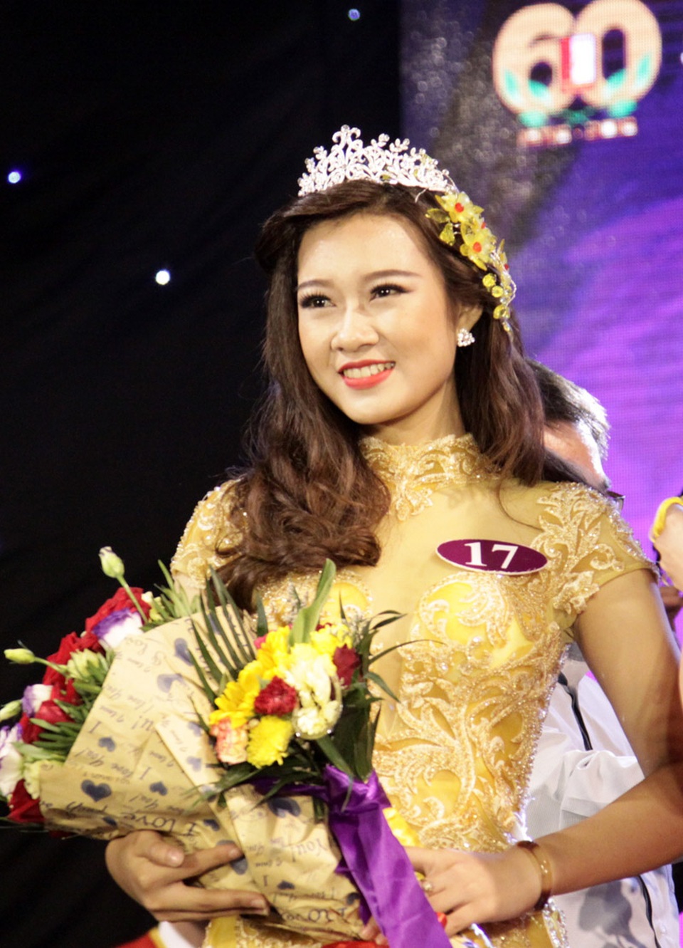 
Cận cảnh gương mặt rạng rỡ của tân hoa khôi Lê Thị Phương
