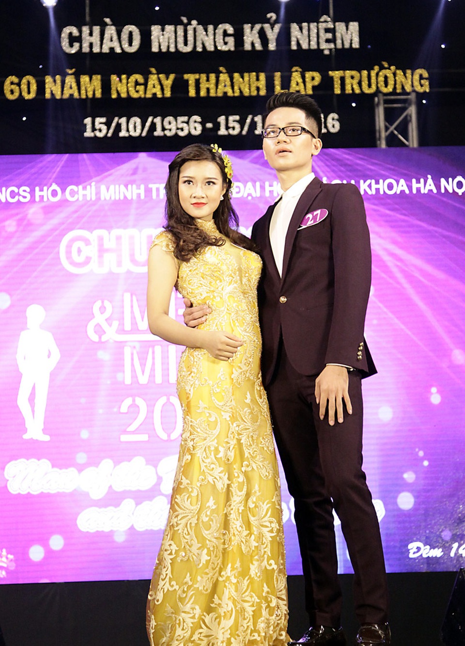 
...và trong phần thi trang phục dạ hội.
