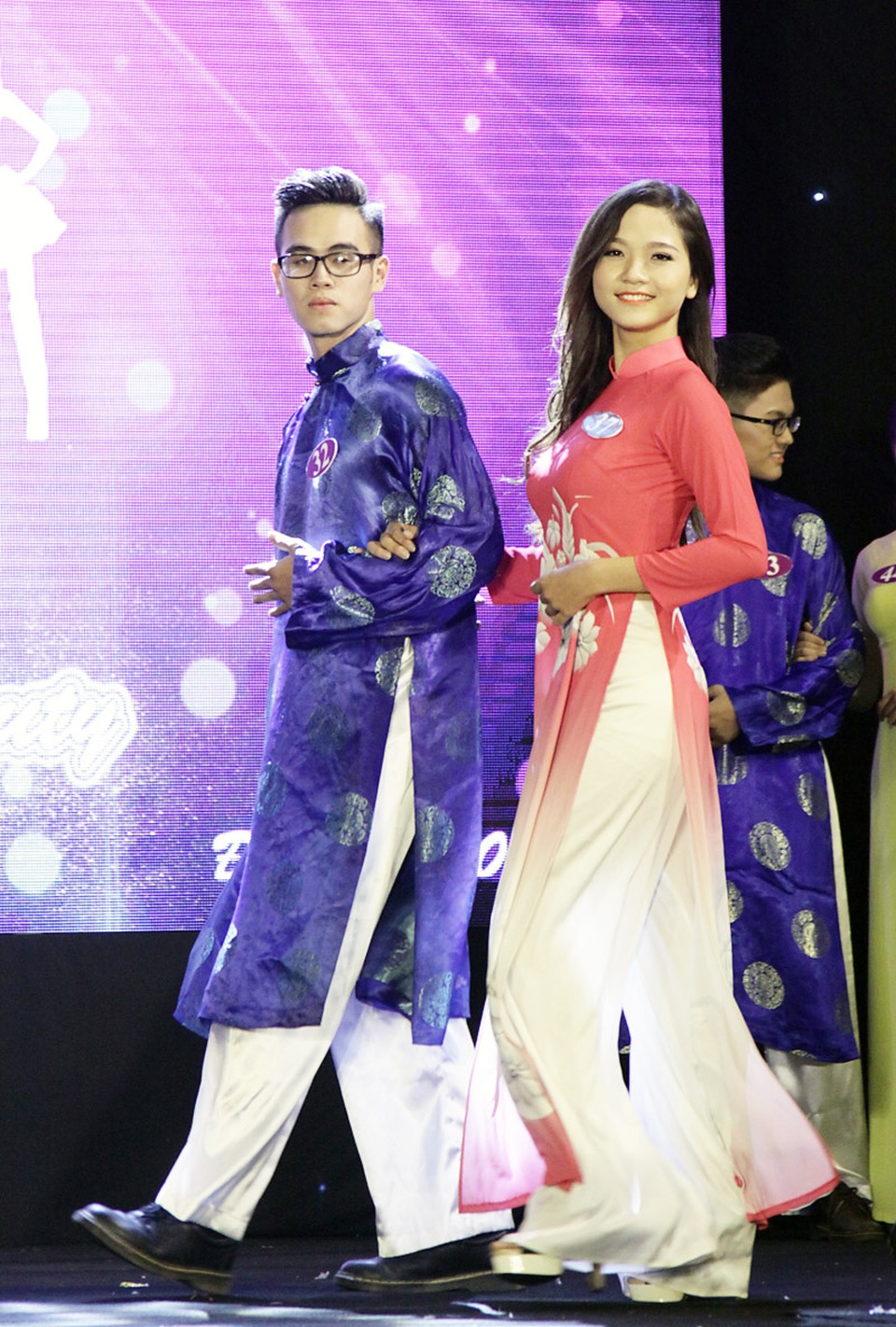 
Thí sinh được bình chọn nhiều nhất Đoàn Thị Thu sải bước bên bạn thi
