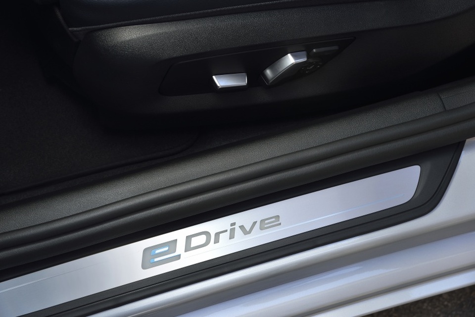 BMW 530e iPerformance - Xe "xanh" hạng sang - 10 BMW 530e iPerformance - Xe "xanh" hạng sang - 10