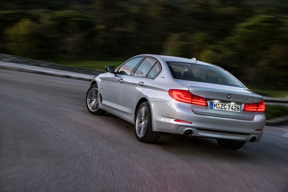 BMW 530e iPerformance - Xe "xanh" hạng sang - 6 BMW 530e iPerformance - Xe "xanh" hạng sang - 6