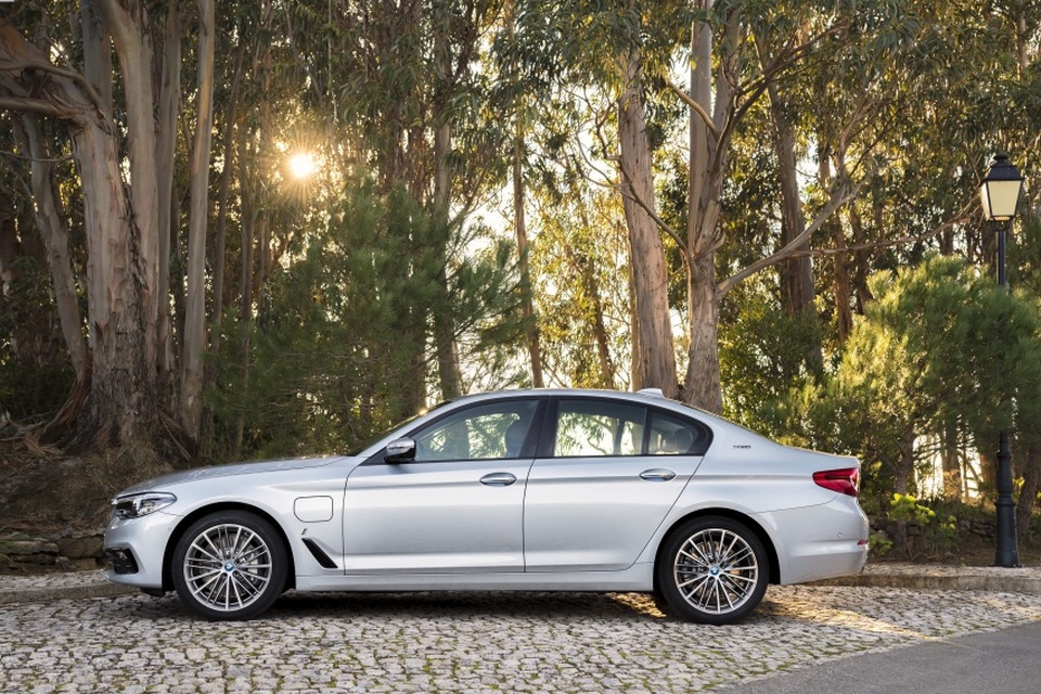 BMW 530e iPerformance - Xe "xanh" hạng sang - 5 BMW 530e iPerformance - Xe "xanh" hạng sang - 5