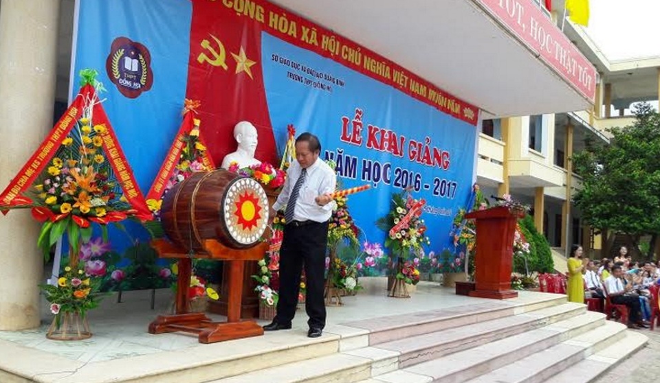 Lãnh đạo Đảng, Nhà nước dự khai giảng cùng các em học sinh - 52 Ông Trương Minh Tuấn, Bộ trưởng Bộ Thông Tin và Truyền thông đánh trống khai giảng tại trường THPT TP Đồng Hới, tỉnh Quảng Bình.