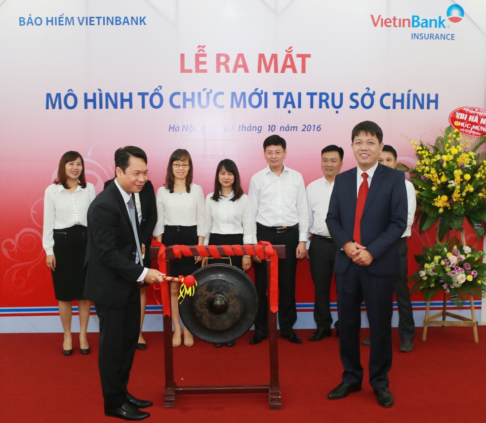 Bảo hiểm VietinBank (VBI) chuyển đổi mô hình tổ chức - 1
Ông Lê Tuấn Dũng – Tổng Giám đốc VBI đánh chiêng ra mắt mô hình tổ chức mới