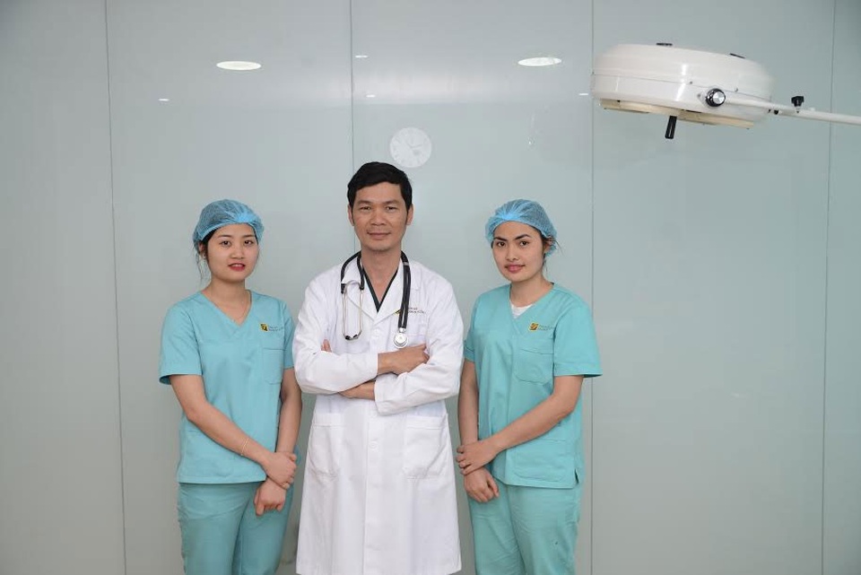 Quà 20.10 dành cho nhân viên từ đôi bàn tay vàng của bác sĩ Tươi Sài Gòn - 6
Với tôi khách hàng là bạn tâm giao, tri kỷ, những người làm việc cùng tôi từ y tá cho đến lễ tân tất cả đều là người nhà. Có họ thì tôi mới có được thành công, mới có thể vững vàng làm đẹp cho mọi người. Không một bác sĩ nào mà không cần ekip đồng hành.” Bác sĩ Tươi chia sẻ.