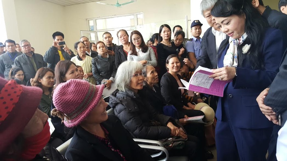 "Bắt quả tang" 4 người 1 giường, Bộ trưởng Y tế truy lãnh đạo viện K - 2
Bộ trưởng hỏi từng bệnh nhân về chất lượng dịch vụ bệnh viện