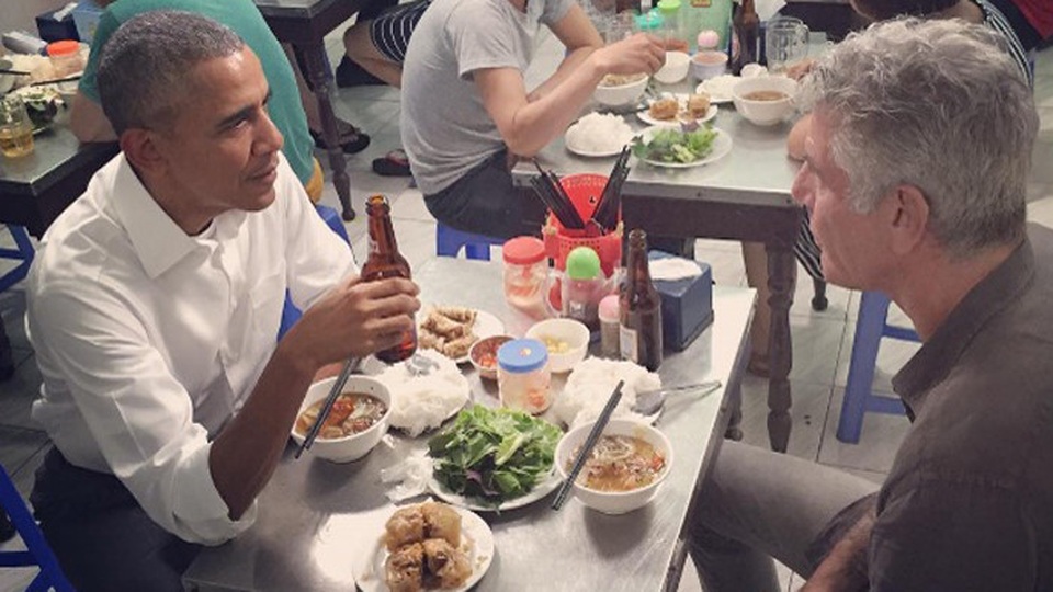 Tổng thống Obama suýt nữa đã thưởng thức món "bún chửi"? - 4
Bỏ qua nhiều món, trong đó có món bún chửi, cuối cùng, Tổng thống Obama đã chọn món bún chả ở Lê Văn Hưu để dùng bữa với ông Anthony Bourdain
