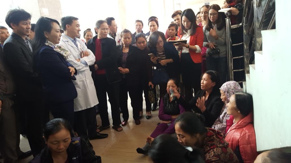 Kể cả ngày không hết những bức xúc tại viện K! - 1
Người nhà bệnh nhân viện K kiên quyết không nói những khoản chi ngoài dù Bộ trưởng gặng hỏi (Ảnh: Hồng Hải)