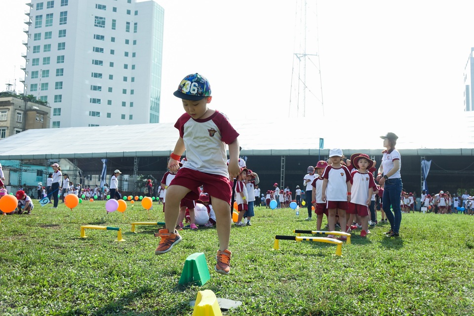 Các bé hào hứng vượt qua thử thách của các trò chơi trong ngày hội - Ảnh BTC cung cấp