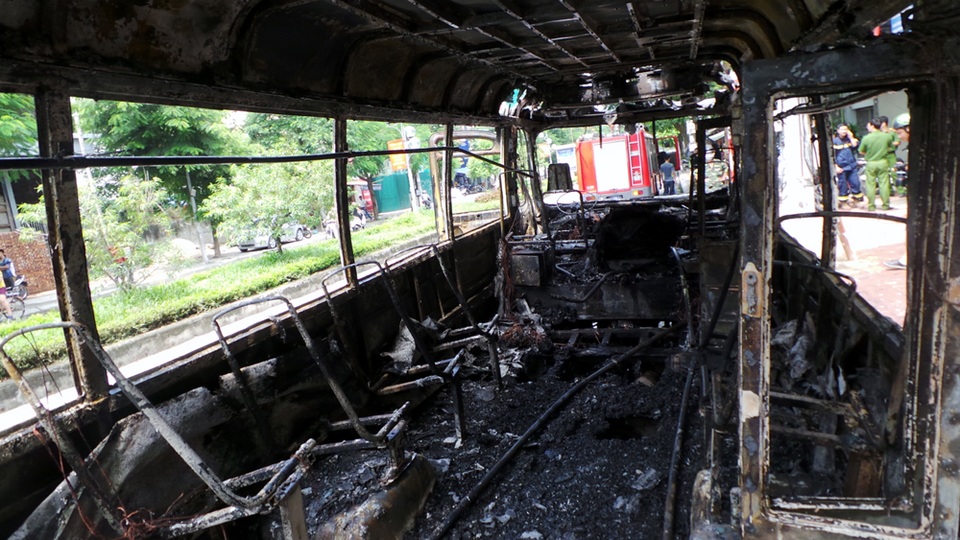 Hà Nội: Xe buýt bốc cháy dữ dội, hành khách hoảng loạn tháo chạy - 9 Hà Nội: Xe buýt bốc cháy dữ dội, hành khách hoảng loạn tháo chạy - 9