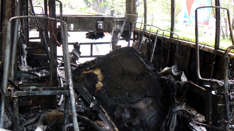 Hà Nội: Xe buýt bốc cháy dữ dội, hành khách hoảng loạn tháo chạy - 8 Hà Nội: Xe buýt bốc cháy dữ dội, hành khách hoảng loạn tháo chạy - 8