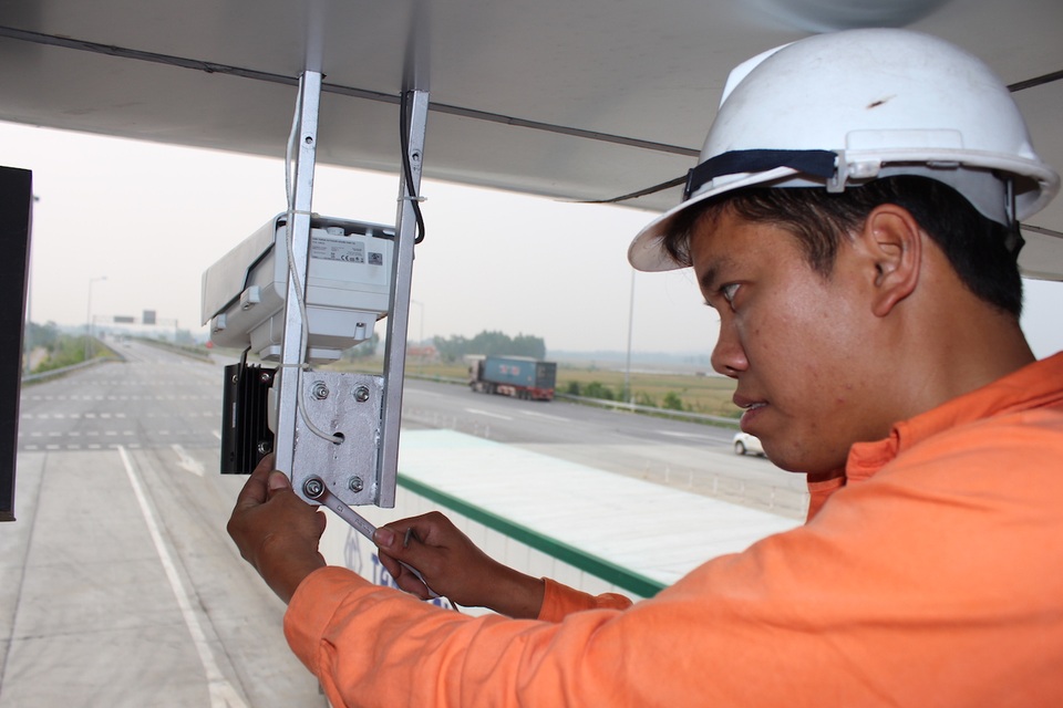 
Lắp thiết bị camera để phạt nguổi trên cao tốc Nội Bài - Lào Cai.JPG
