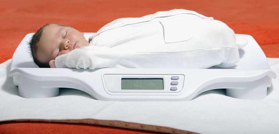 Đừng lo khi thấy trẻ sơ sinh bị “hao” cân! - 1