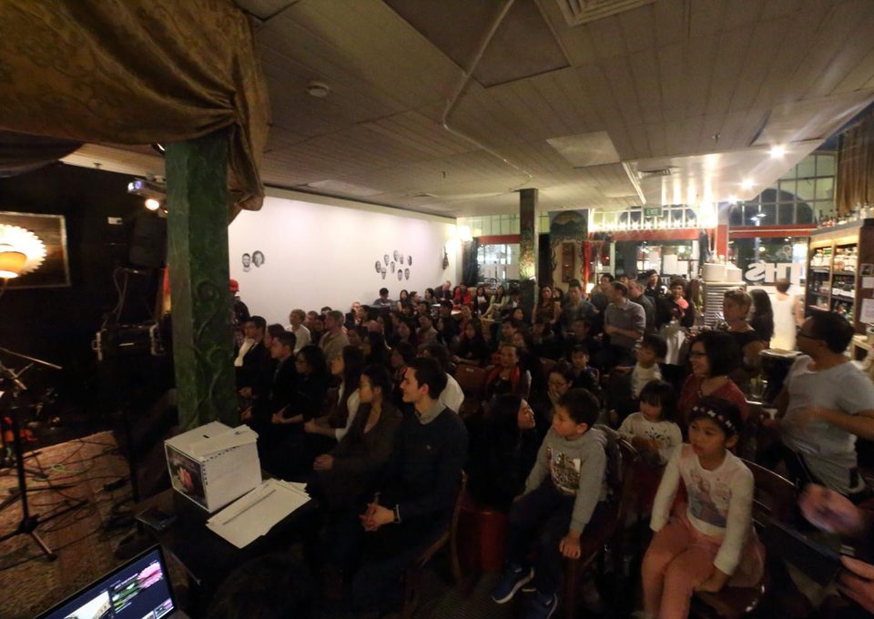 
Khán phòng chật kín không còn chỗ ngồi
