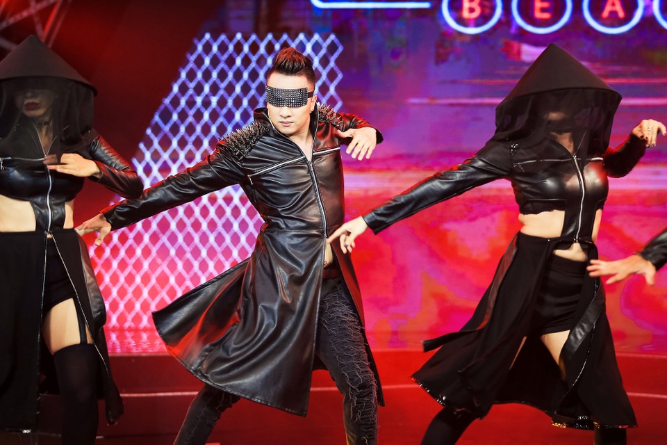 
Cao Thái Sơn trong bộ đồ Ninja, anh còn bịt mắt trong khi vừa nhảy vừa hát gây bất ngờ cho nhiều khán giả. Ca sỹ Hà thành mang đến một sản phẩm âm nhạc được đầu tư công phu Feel the beat hợp tác cùng nhà sản xuất Richard Garcia
