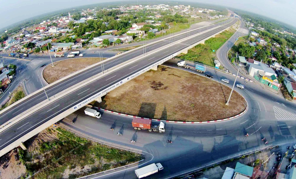3 Bộ cùng làm đường mẫu để dẹp tình trạng “đường đắt nhất hành tinh” - 1
Việt Nam có nhiều tuyến cao tốc được cho là đắt nhất hành tinh.