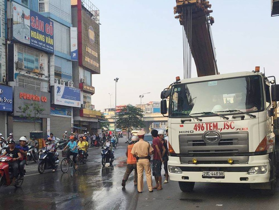Phạt nhà thầu thi công đường sắt Cát Linh - Hà Đông 30 triệu đồng - 2
Lực lượng CSGT số 7 có mặt tại hiện trường để xử lý vụ việc.
