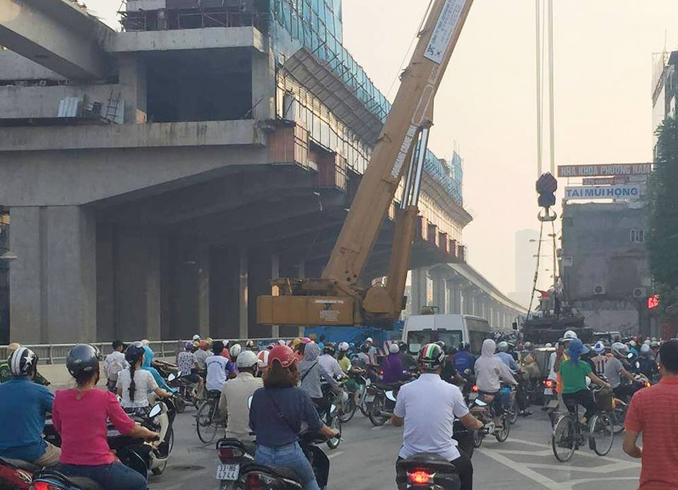 Phạt nhà thầu thi công đường sắt Cát Linh - Hà Đông 30 triệu đồng - 1
Xe cẩu chuyên dụng và xe ô tô tải đầu kéo kéo theo rơ-moóc đỗ song song nhau, chắn hoàn toàn một bên đường Nguyễn Trãi, gây ảnh hưởng đến giao thông công cộng.