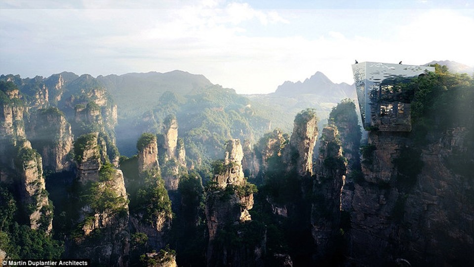 Cầu “tàng hình” độc nhất vô nhị ở Trương Gia Giới (Trung Quốc) - 4
Ngoài mạo hiểm đi trên cây cầu tàng hình có một không hai này, du khách còn có thể nghỉ qua đêm ở một trong ba tòa nhà được xây dựng trên vách núi.