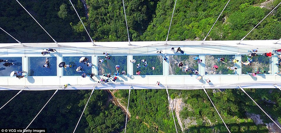 Cầu “tàng hình” độc nhất vô nhị ở Trương Gia Giới (Trung Quốc) - 7
Cây cầu vắt qua hai đỉnh núi ở Trương Gia Giới, cho phép du khách tận hưởng cảnh quan ngoạn mục ở đây. Trương Gia Giới là nơi truyền cảm hứng cho các nhà làm phim Hollywood dựng bối cảnh cho bộ phim Avatar nổi tiếng.