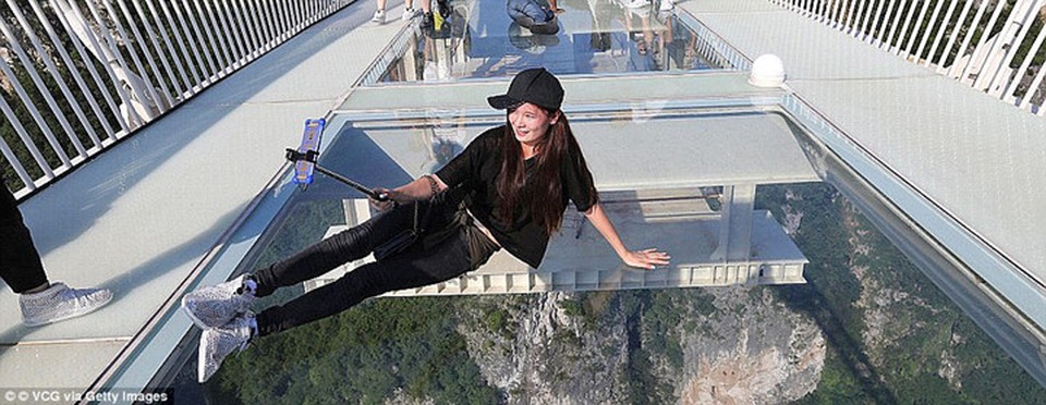 Cầu “tàng hình” độc nhất vô nhị ở Trương Gia Giới (Trung Quốc) - 8
Cây cầu dài 430 mét, rộng 6 mét và được ghép từ 99 tấm kính trong suốt.