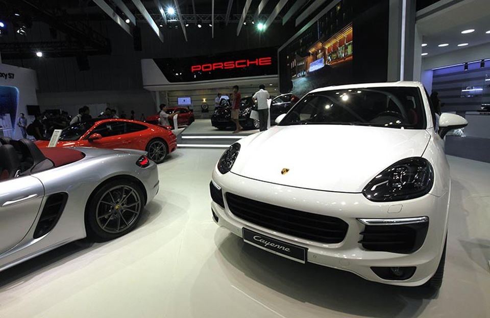 Panamera thế hệ thứ hai - Ngôi sao sáng của Porsche tại VIMS 2016 - 13
Cayenne mới được giới thiệu cùng với gói Dịch vụ Bảo dưỡng 4 năm đầu tiên miễn phí dành cho tất cả các phiên bản, với tổng giá trị tương đương 200.000.000 đồng (đã bao gồm VAT). Hiện xe có giá bán tiêu chuẩn tại Việt Nam là từ 4.154.700.000 đồng.