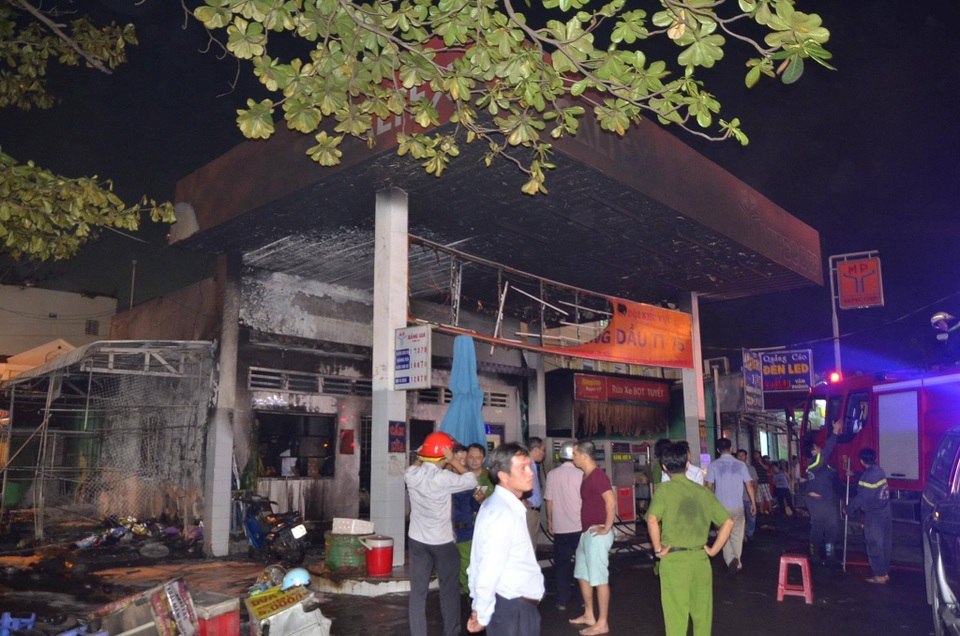 Cháy, nổ lớn tại cửa hàng xăng dầu ở Sài Gòn - 2
Cây xăng xảy ra vụ cháy (Ảnh: Đình Thảo)