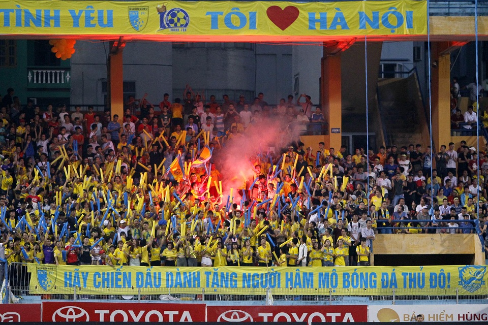 
Khá đông các cổ động viên Hà Nội T&T có mặt trên sân Hàng Đẫy
