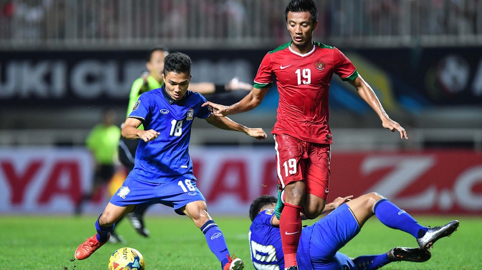 Indonesia 2-1 Thái Lan: Cú ngược dòng ngoạn mục - 3
Thái Lan gặp nhiều khó khăn trước Indonesia chơi đầy kỷ luật