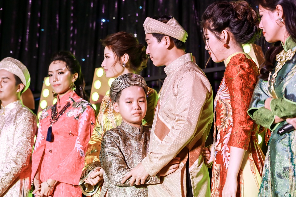 Hứa Vĩ Văn ôm “con trai” khóc nức nở vì phim bị gắn mác 16+ - 5 Hứa Vĩ Văn ôm và trấn an tinh thần Trọng Khang.