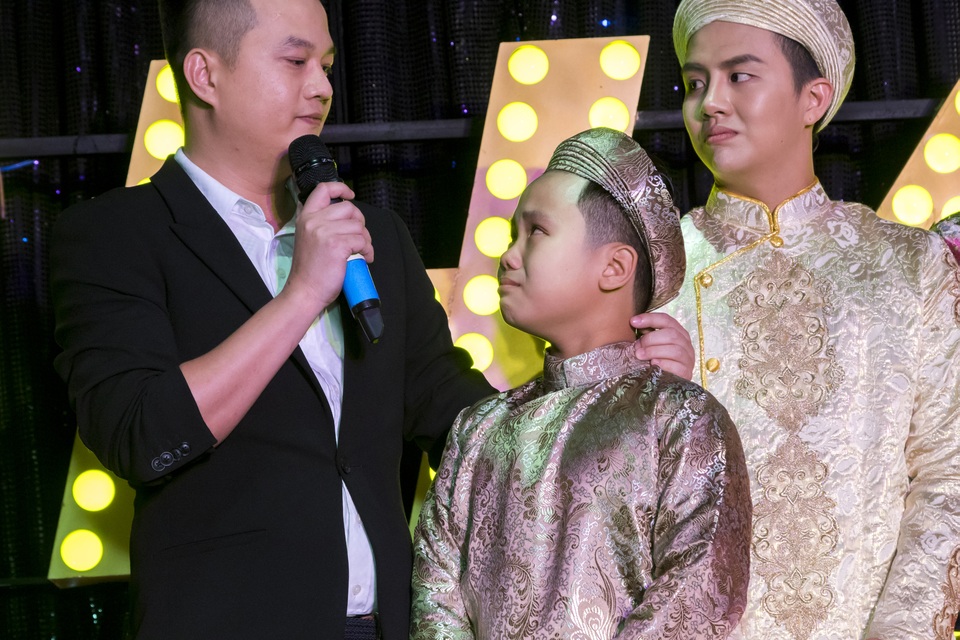 Hứa Vĩ Văn ôm “con trai” khóc nức nở vì phim bị gắn mác 16+ - 2 Bé Trọng Khang mếu máo khi nghe thông tin.